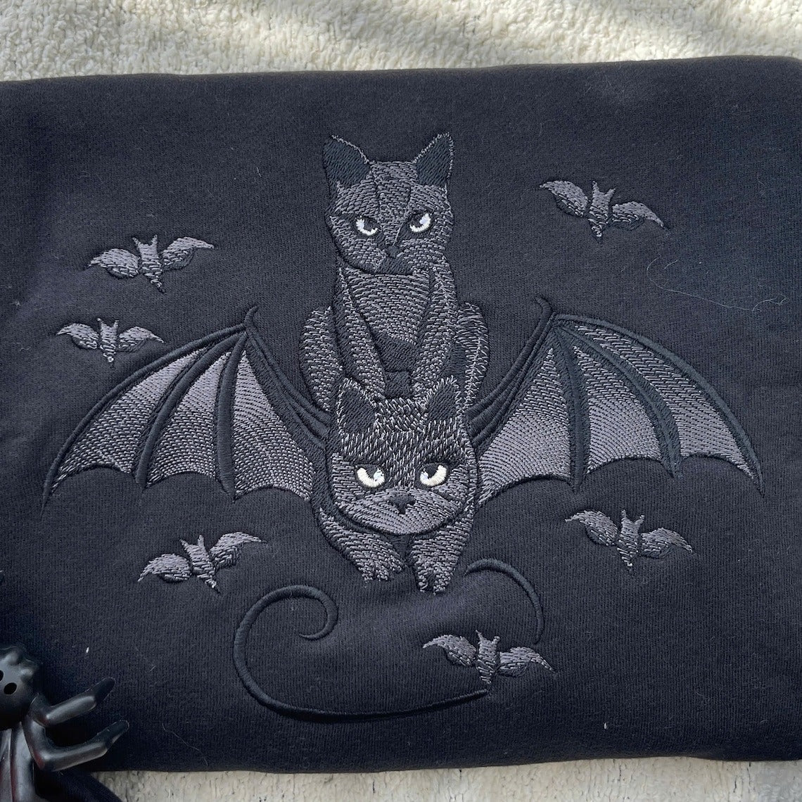 Embroidered Halloween Black Cat Sweatshirt, Halloween Tee,Bats Shirt Dark Humor Gothic Style Bat Tee,Top Cat Lover Gift,Trendy Spooky Season